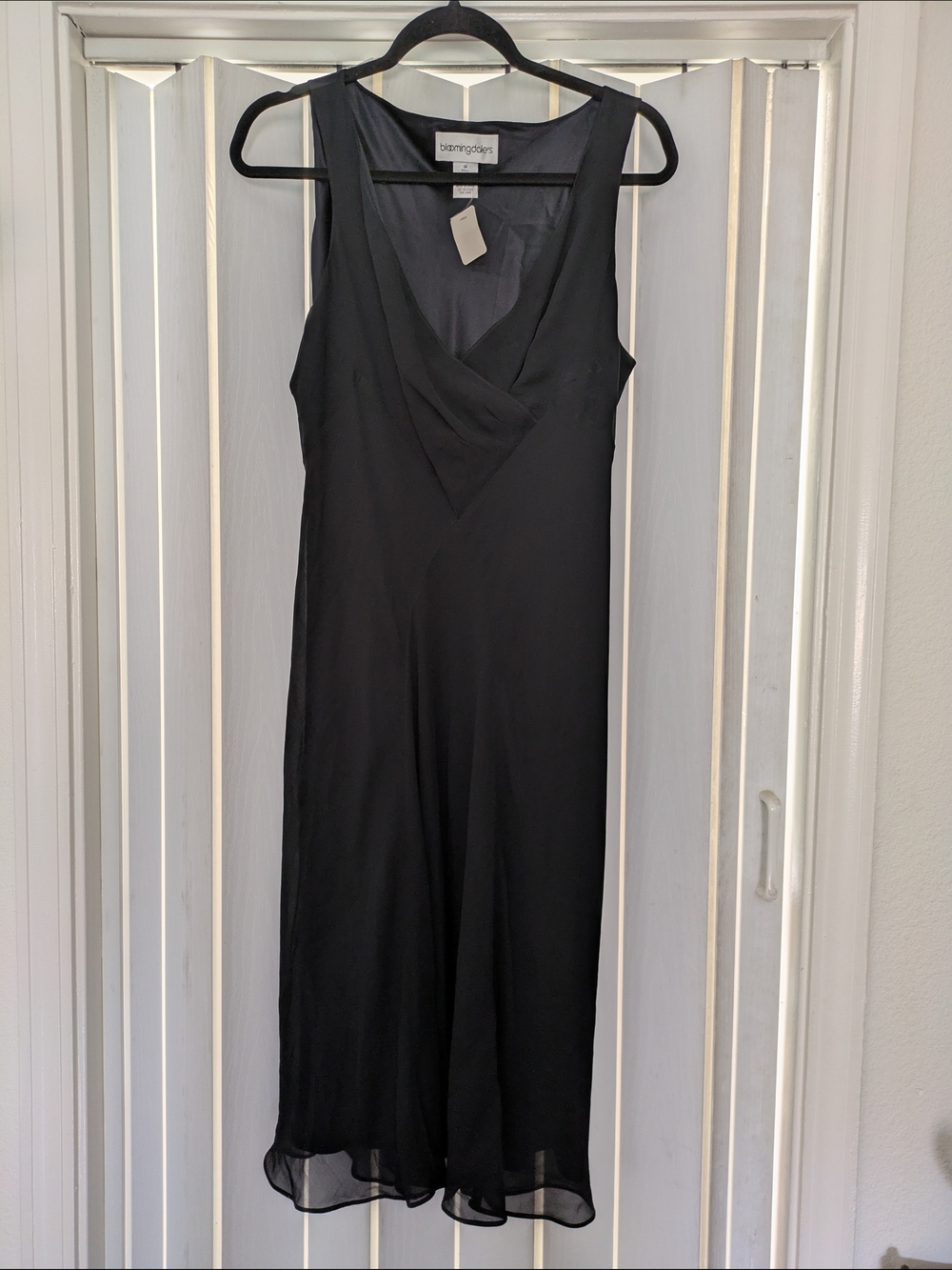 Bloomingdale's Black Sleeveless V-Neck Midi Dress 100 % Silk New
